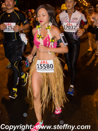 Honolulu Marathon 2014 - Hula Girls gehören in Waikiki zum Standard