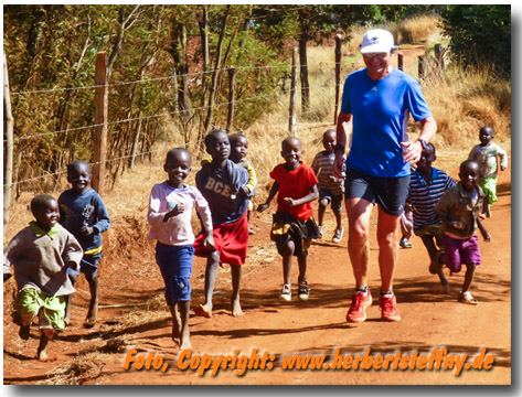 Laufen mit den kenianischen Kindern