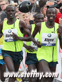 Am Ende waren die Kenianer unter sich Kiptoo macht bei 39 km den besten Eindruck