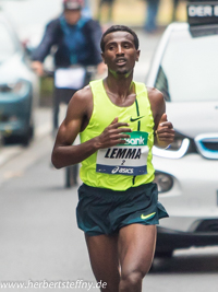 Sisay Lemma gewinnt den Frankfurt Marathon