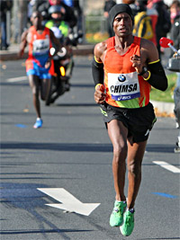 Bei 35 km scheint Deressa Chimsa Edae den Weltrekordler Patrick Makau besiegt zu haben