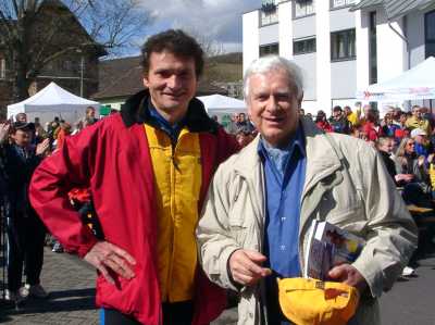 Herbert Steffny und Prof. Hademar Bankhofer die Fitness Experten beim SWR und AOK Walking Day in Ahrweiler am 4.4.2004