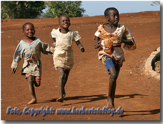 Laufspass bei kenianischen Kindern - die Wuzeln fr Superlufer werden hier frh angelegt
